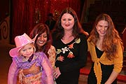 Mia Wellenbrinck ("Fruchtalarm") im Arm von Tamisha, Mentorin Cleo Kretschmer und Mia's Mutter und Lilalu Mentorin, Susanna Wellenbrink (Foto. Martin Schmitz)